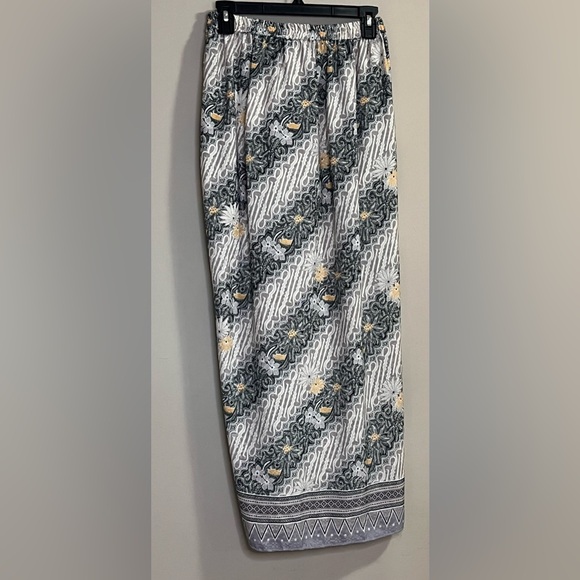 NWOT Cynthia Toung Gray flora skirt or sarong size medium - Picture 6 of 9
